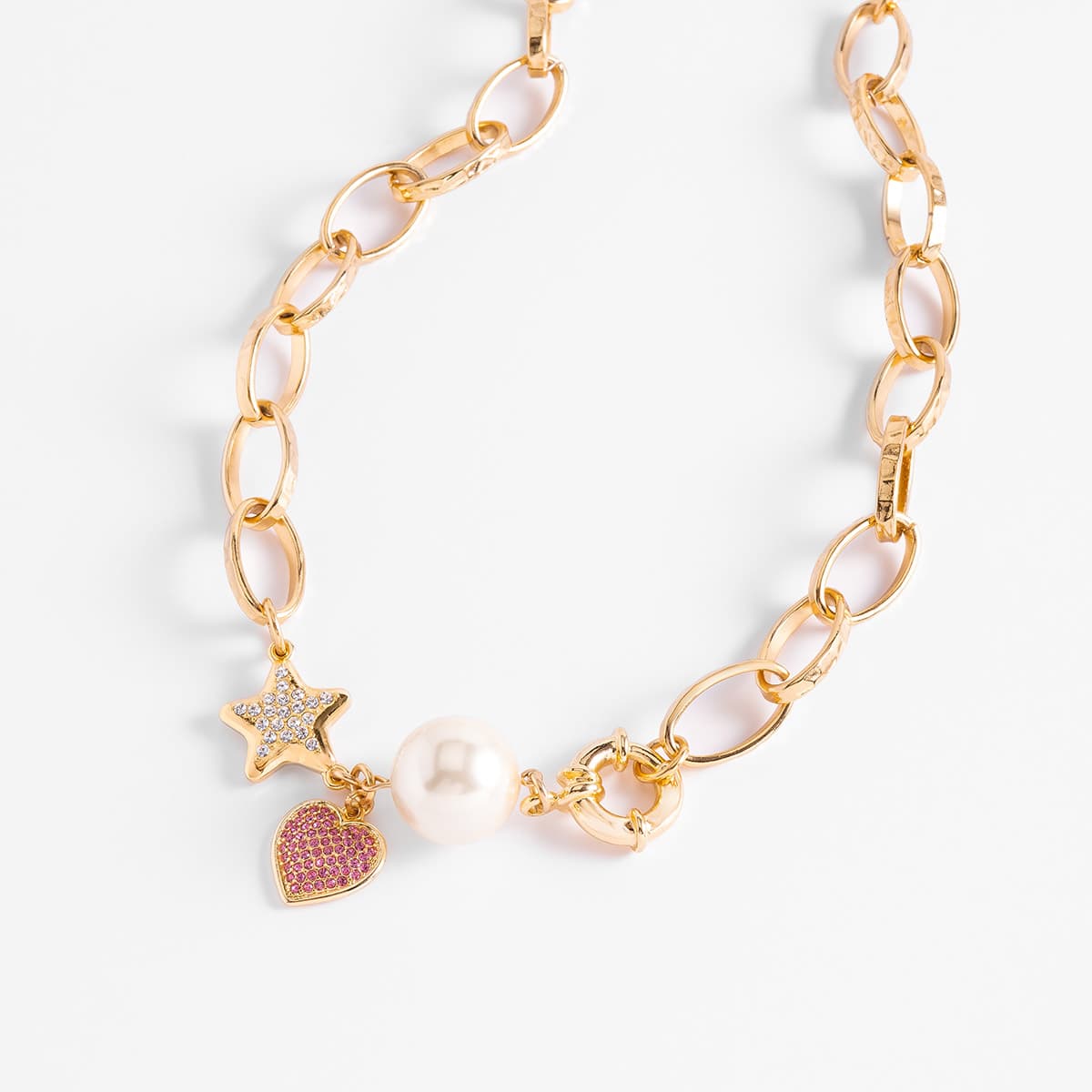 Collar con cuatro baños de 18 kilates con piedras de cristal y perla