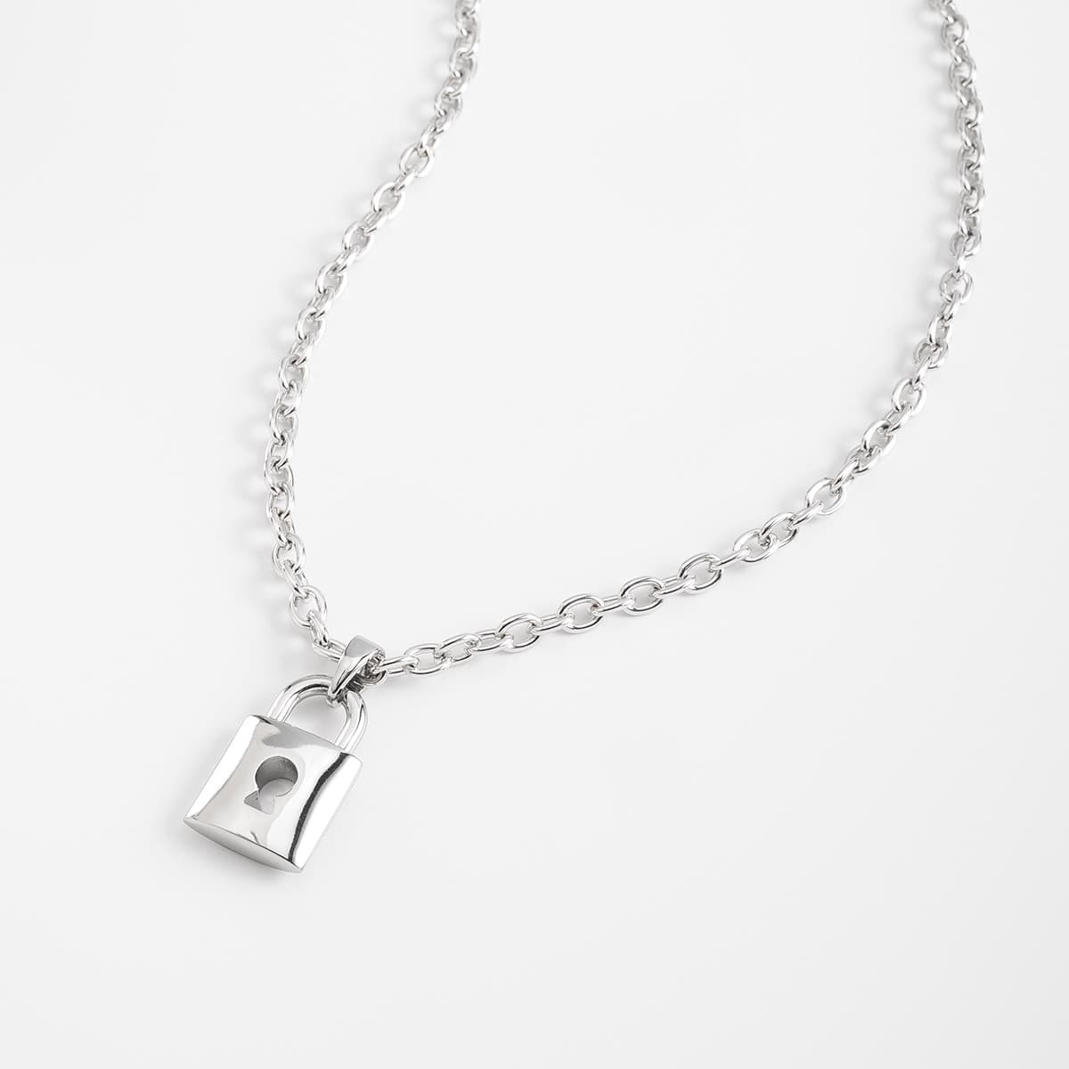 Collar en baño de platino con dije candado moderno