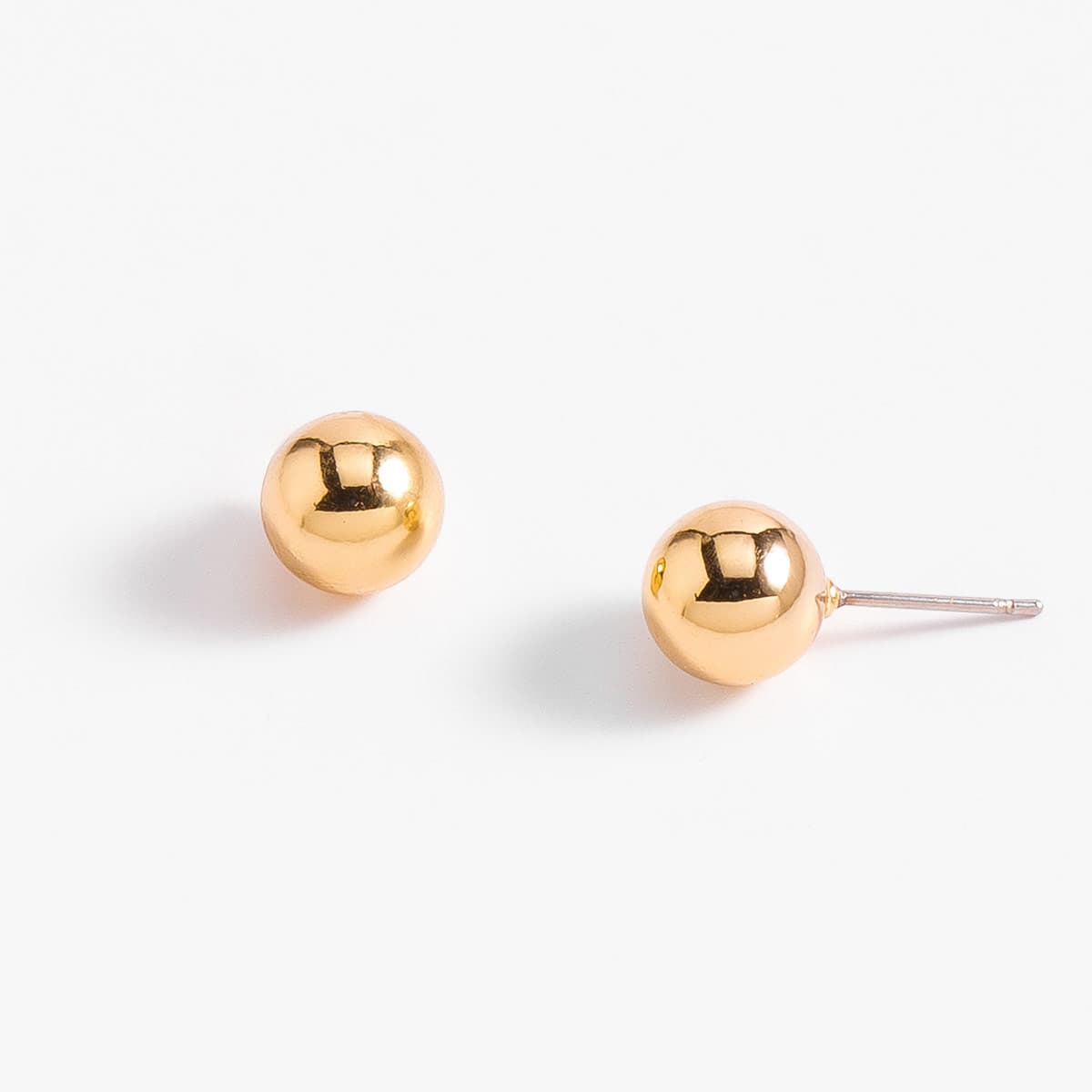 Aretes en baño de oro esfera diseño pulido minimalista
