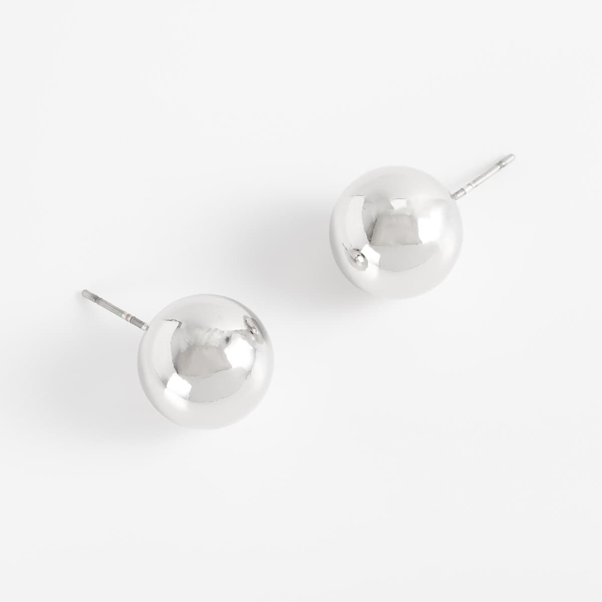 Aretes en baño de rodio diseño esfera lisa estilo moderno
