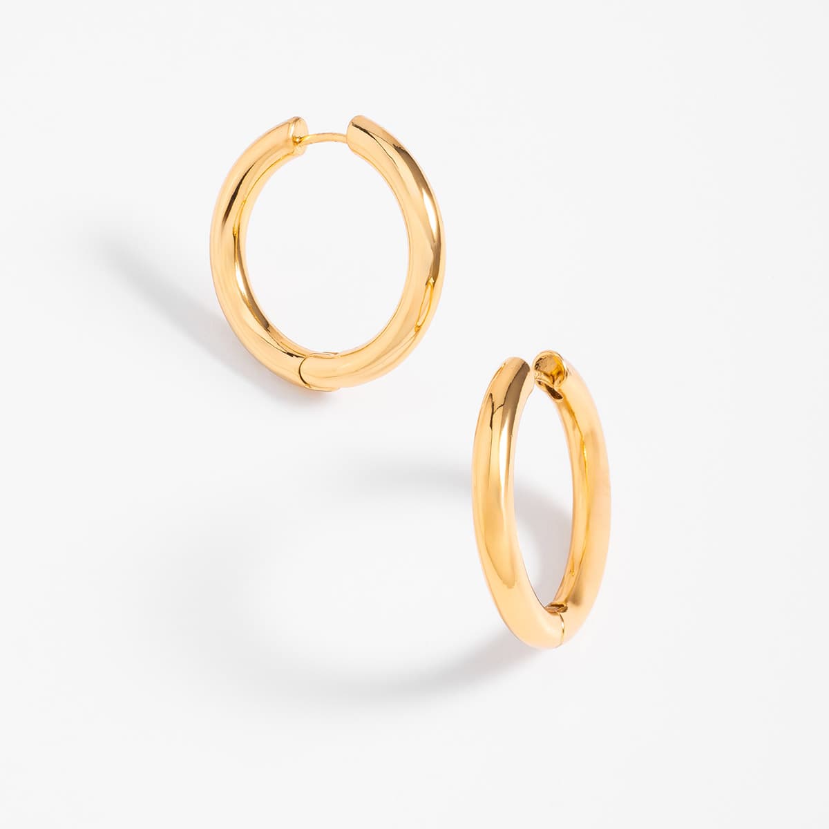 Aretes en baño de oro diseño aro clásico minimalista