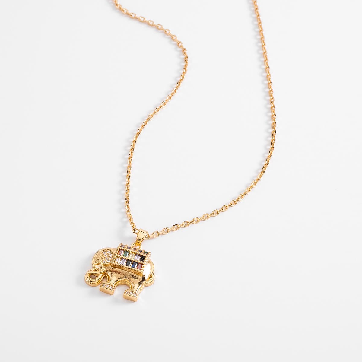 Collar en baño de oro con dije elefante y acento multicolor