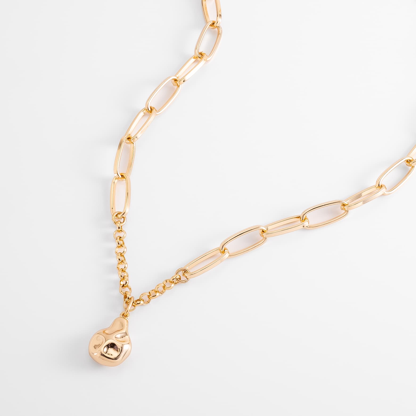 Collar en baño de oro eslabones con dije orgánico moderno