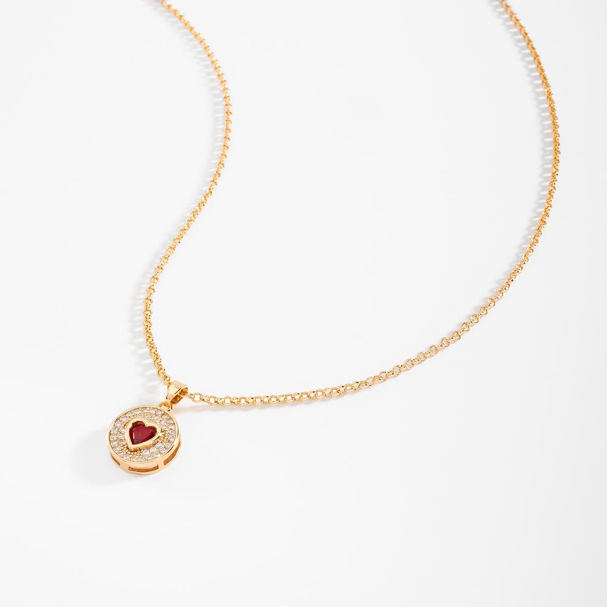 Collar en baño de oro con dije circular corazón rojo toque brillante