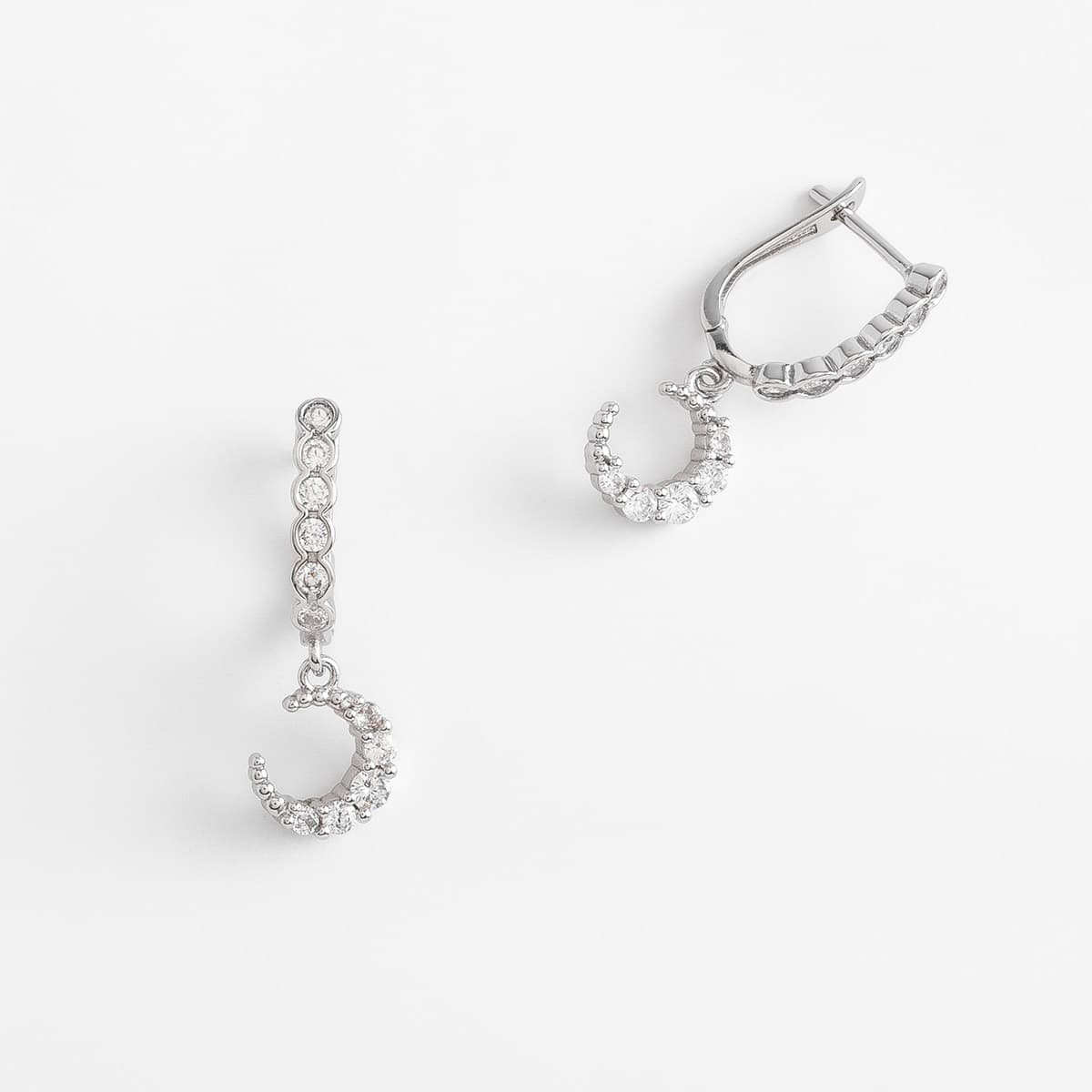 Aretes en baño de platino con lunas toque brillante