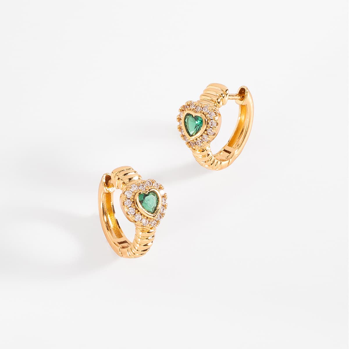 Aretes en baño de oro con corazón verde y contorno brillante