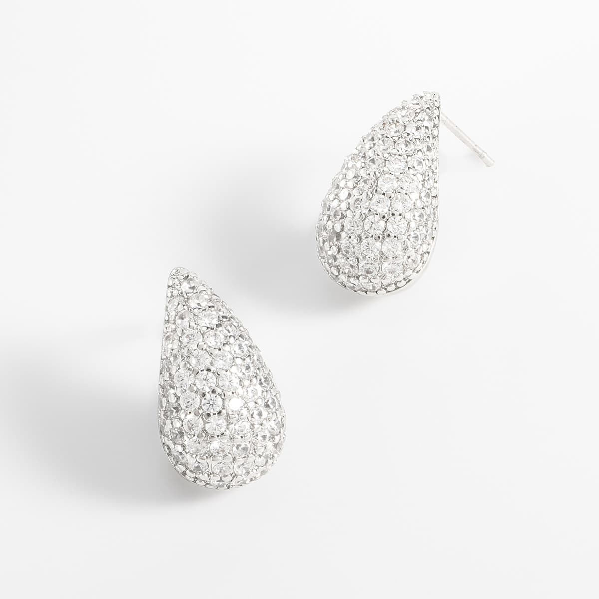 Aretes en baño de rodio forma gota piedras toque brillante